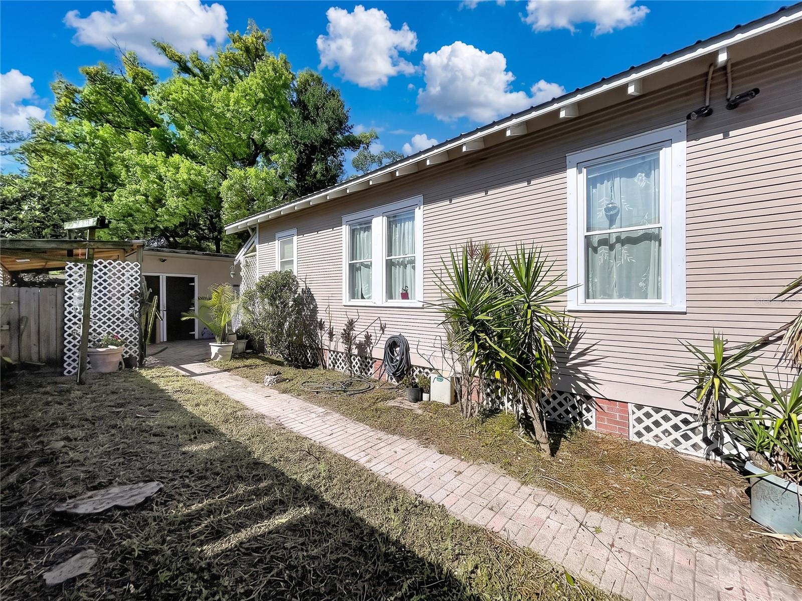 210 W FLORIBRASKA AVENUE