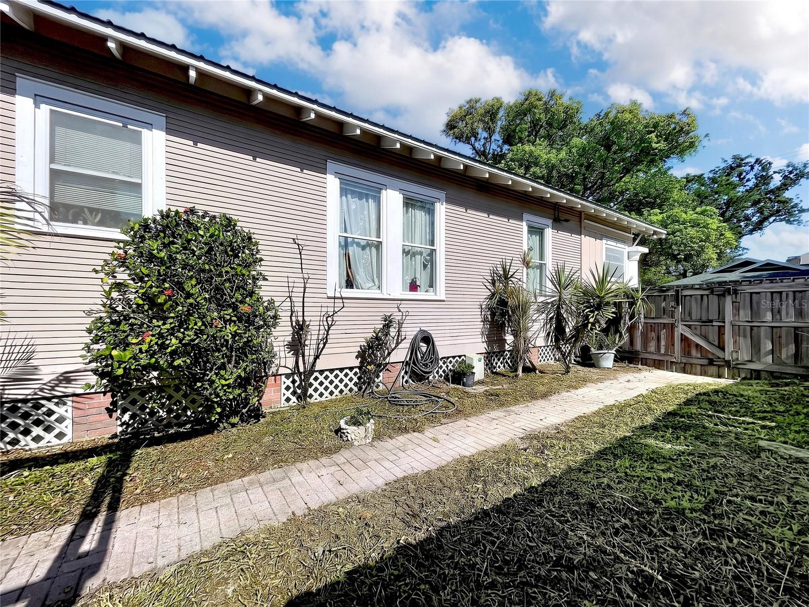 210 W FLORIBRASKA AVENUE