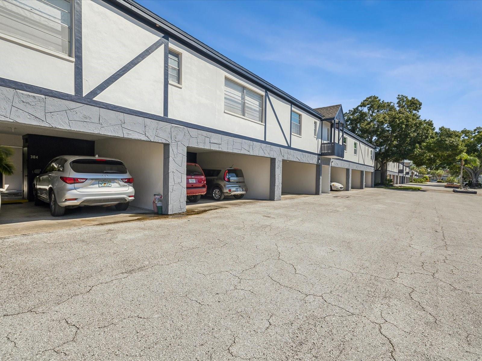 1127 KING ARTHUR COURT 305