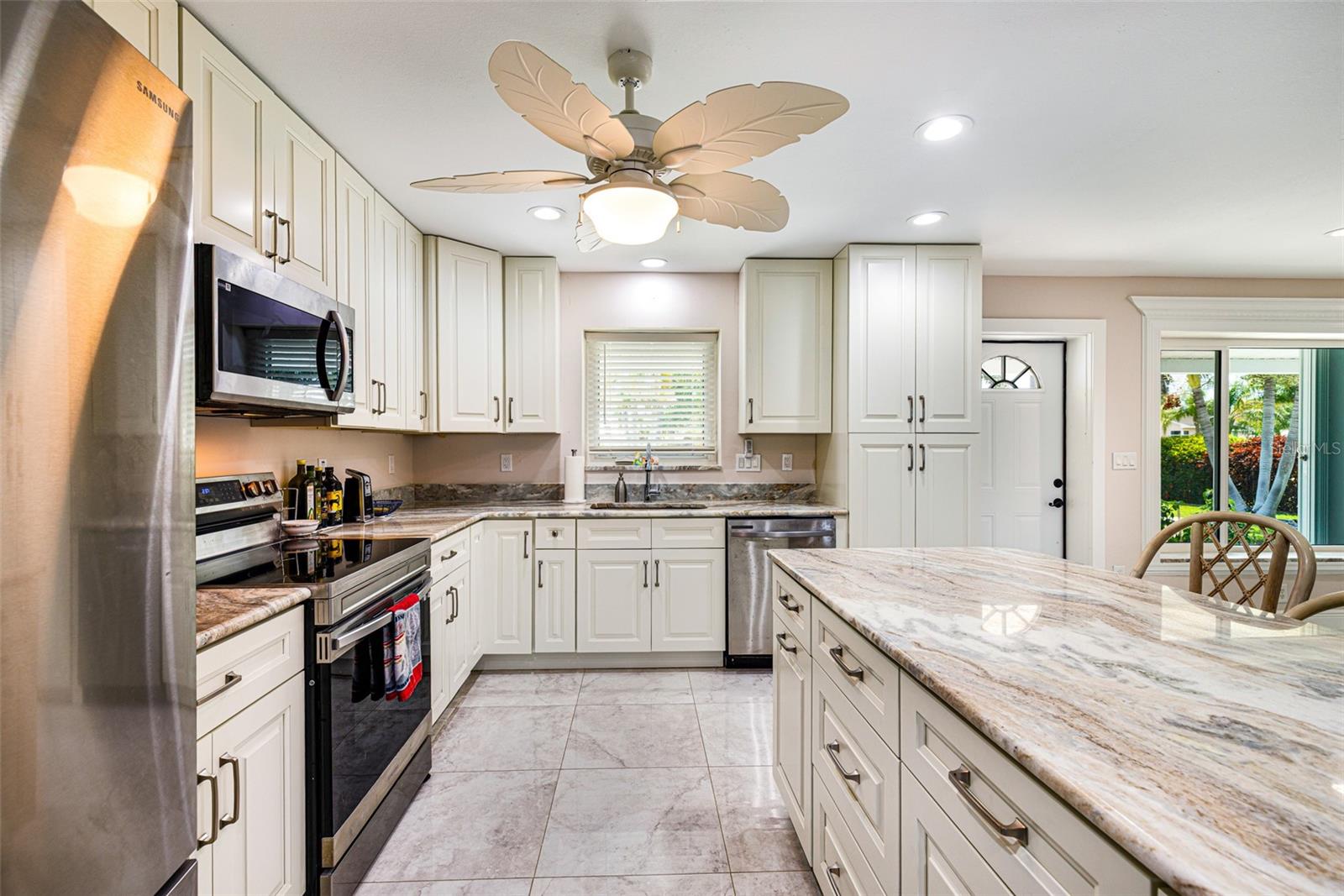 PARADISE SHORES - Residential