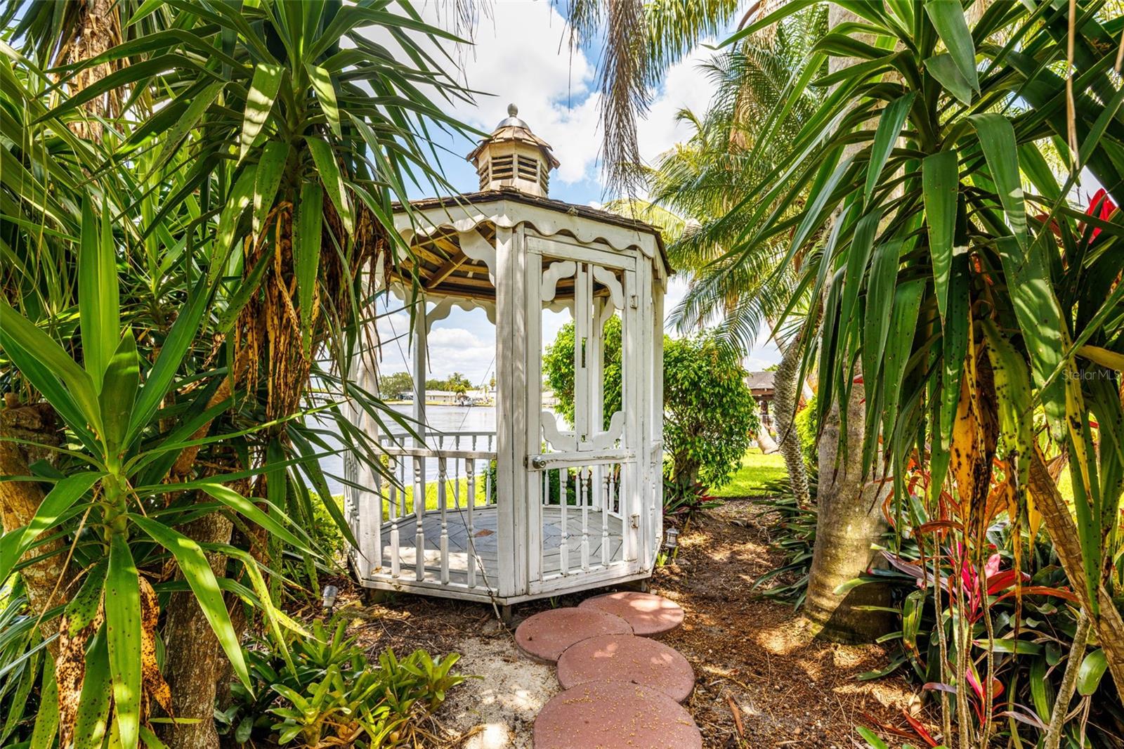 PARADISE SHORES - Residential