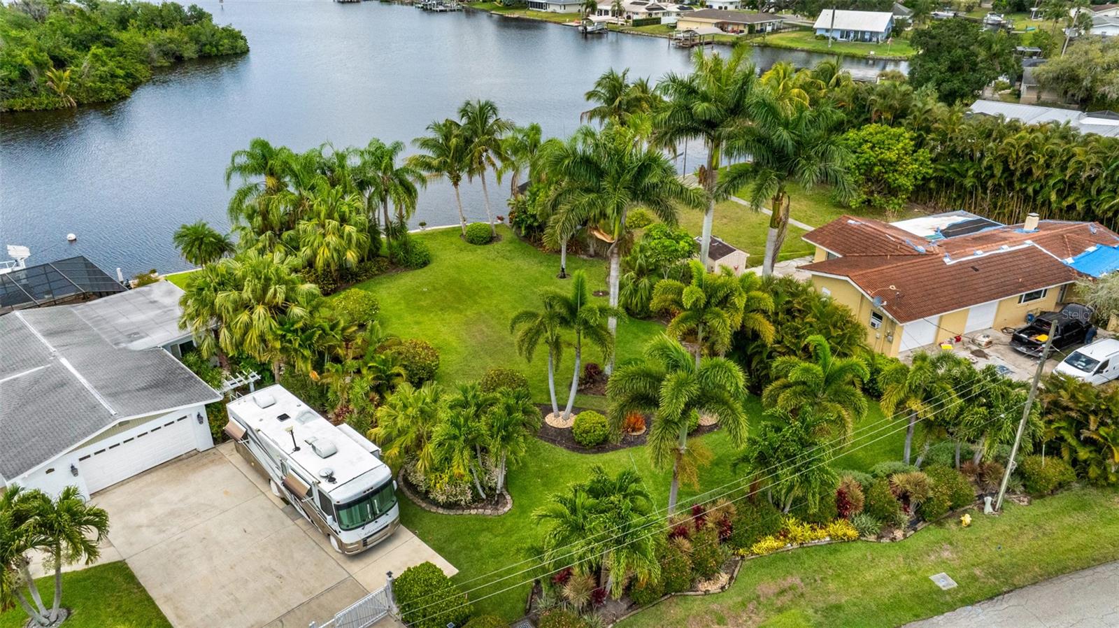 PARADISE SHORES - Residential