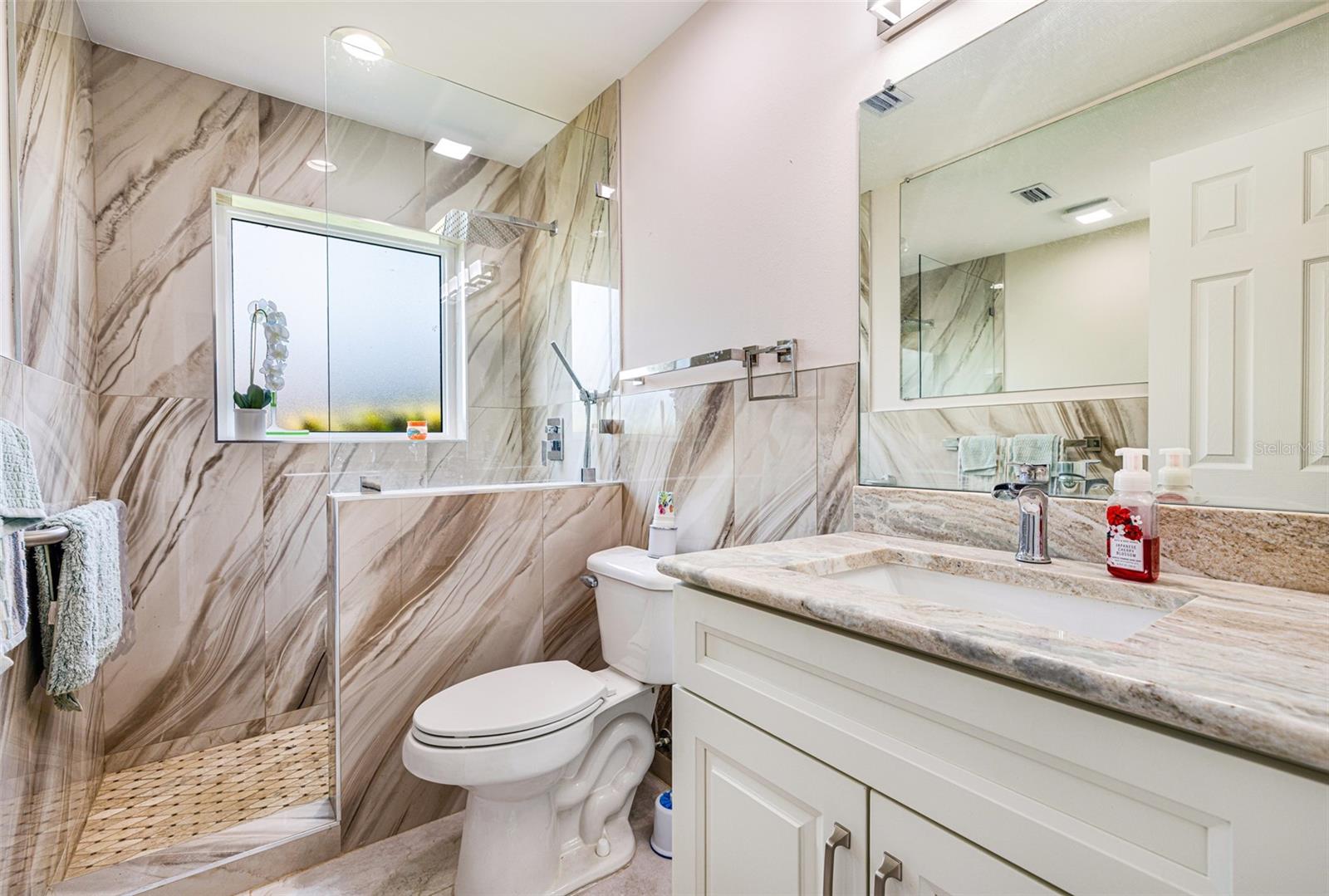 PARADISE SHORES - Residential