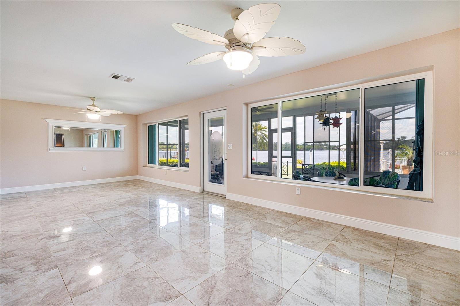 PARADISE SHORES - Residential