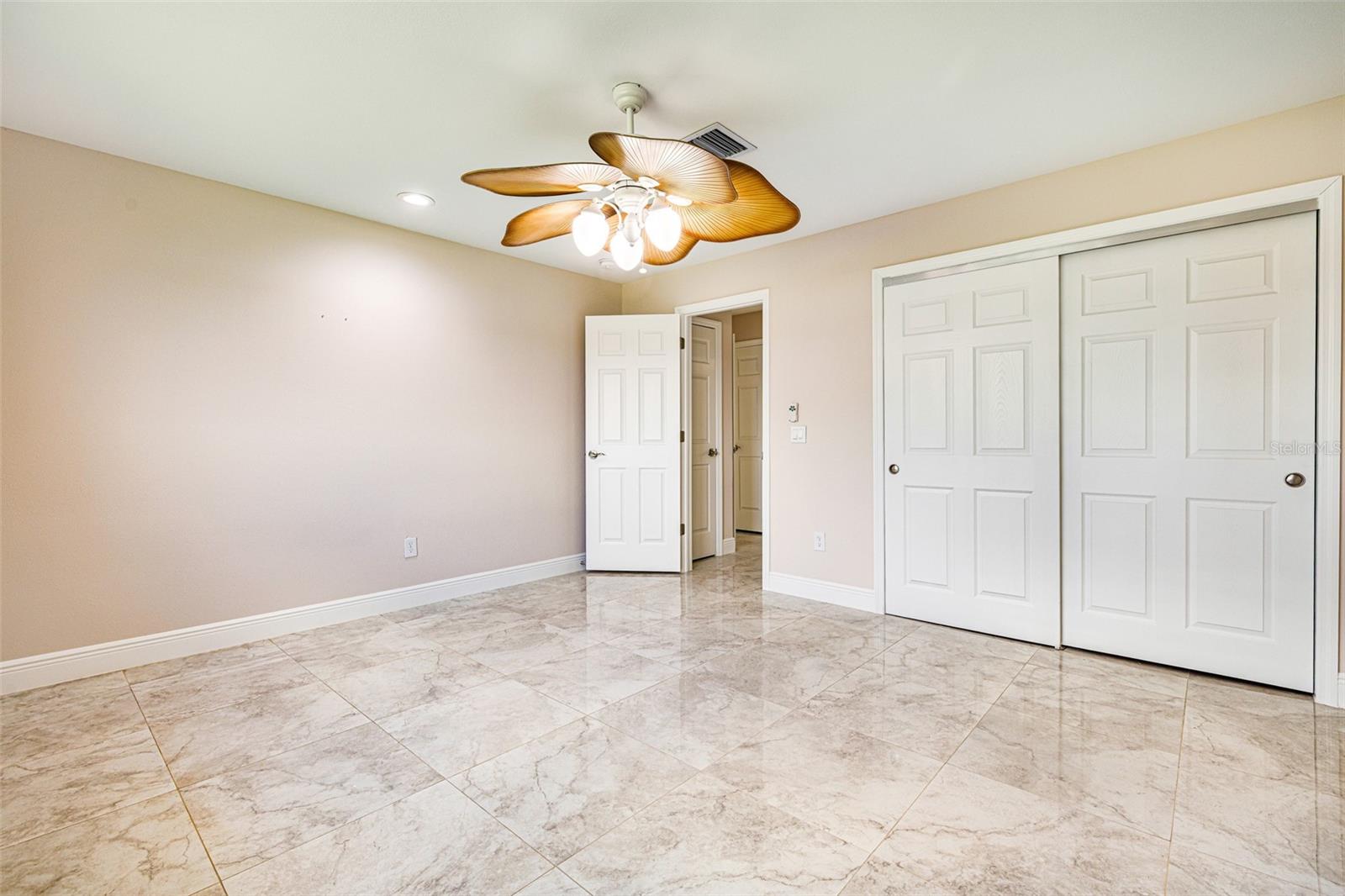 PARADISE SHORES - Residential