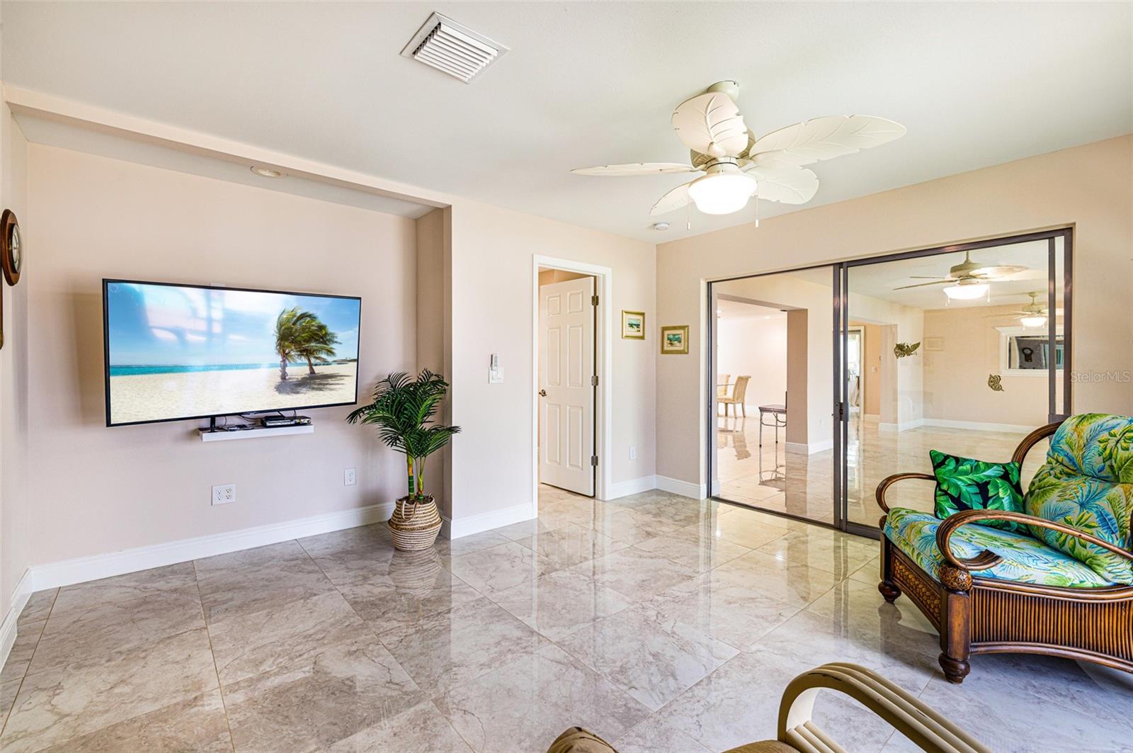 PARADISE SHORES - Residential