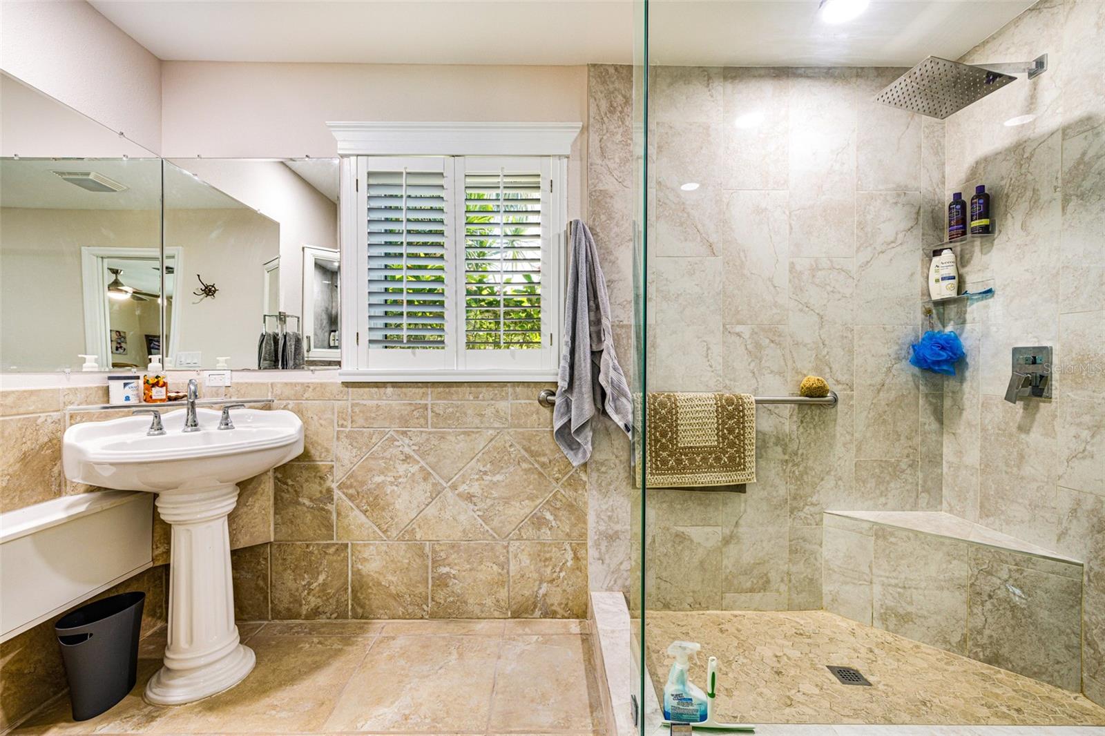 PARADISE SHORES - Residential