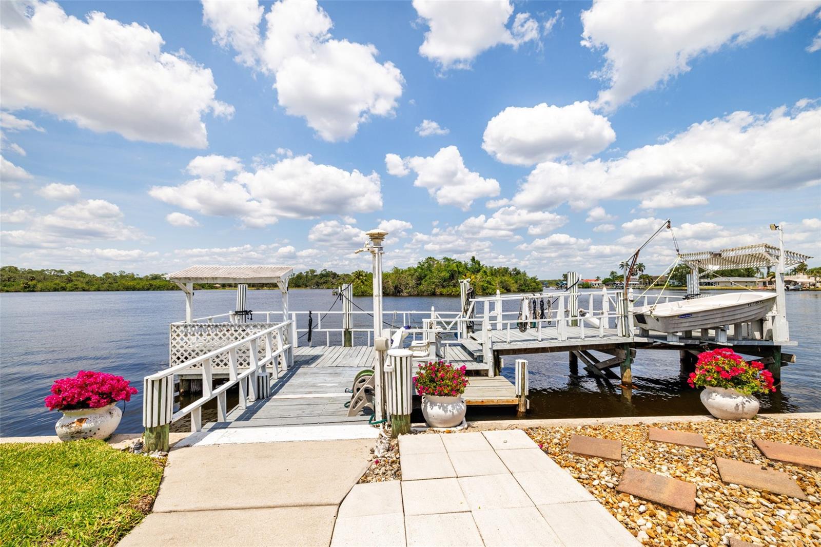 PARADISE SHORES - Residential