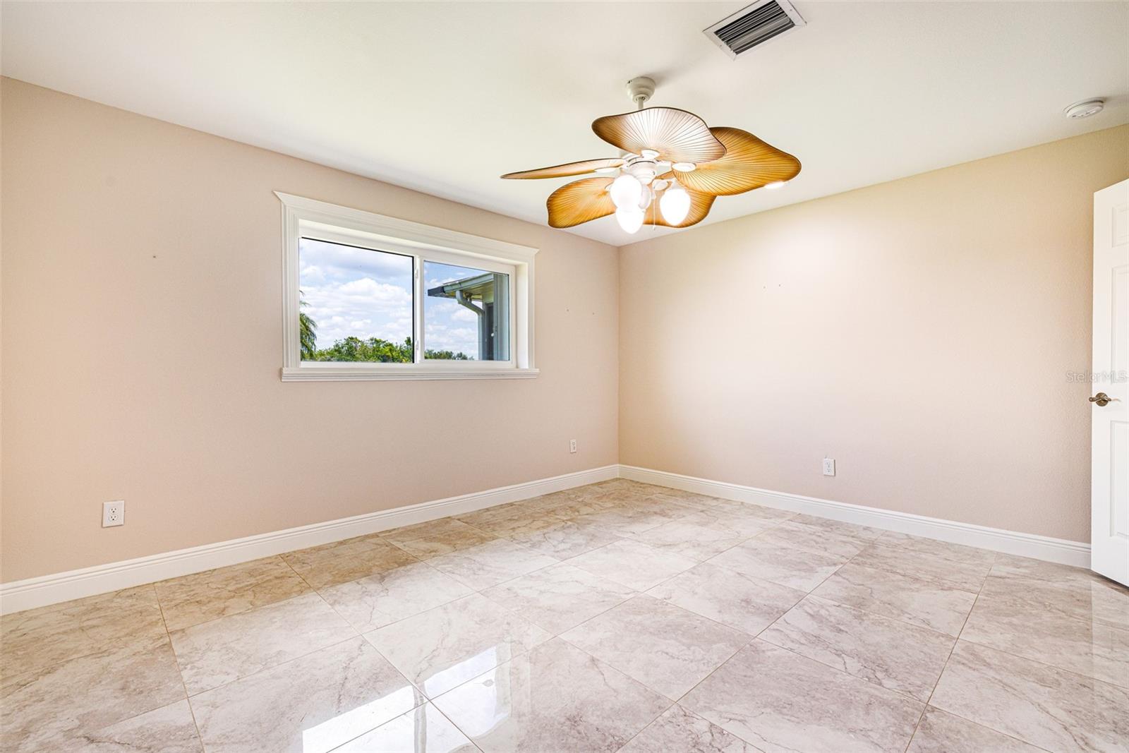 PARADISE SHORES - Residential