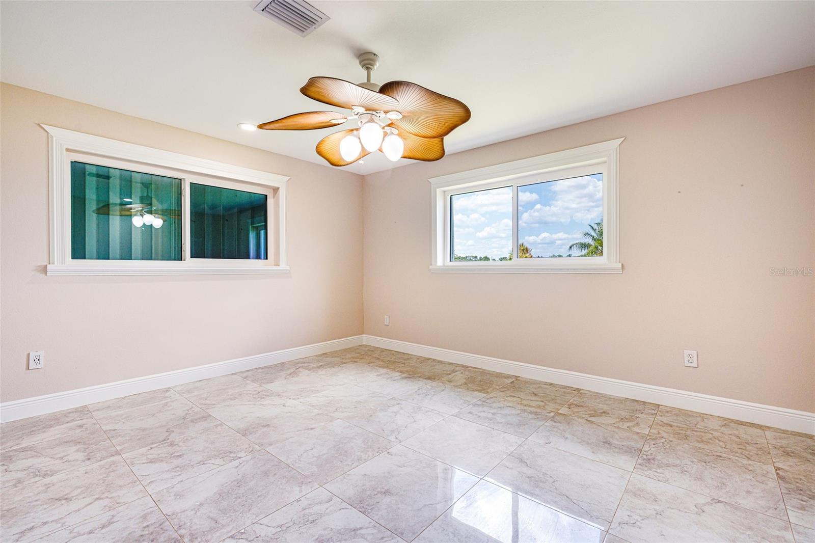 PARADISE SHORES - Residential