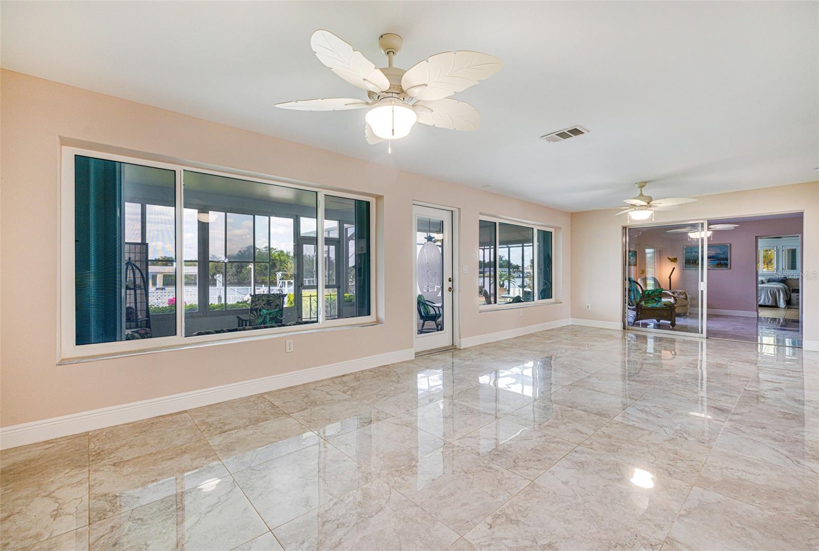 PARADISE SHORES - Residential