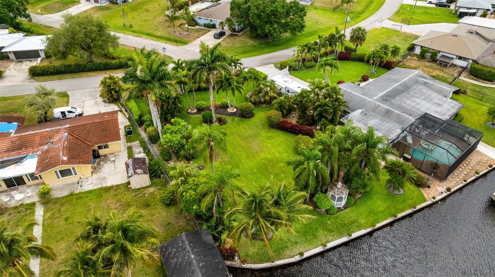 PARADISE SHORES - Residential