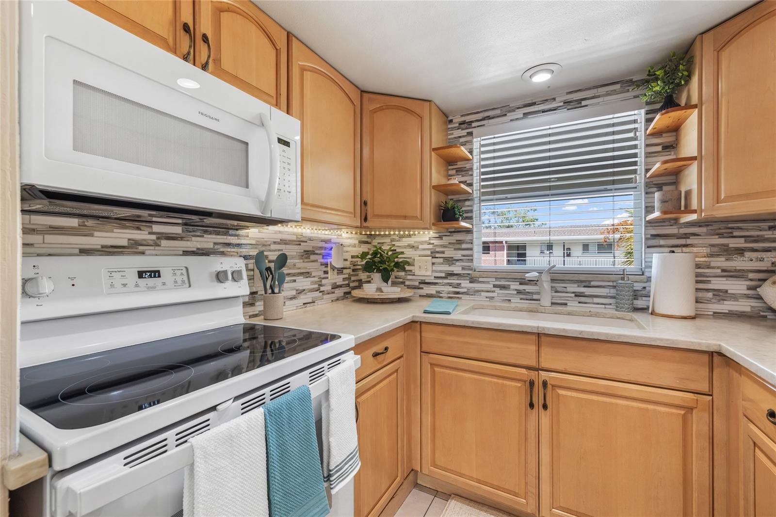 LAKE OVERLOOK APTS - Residential