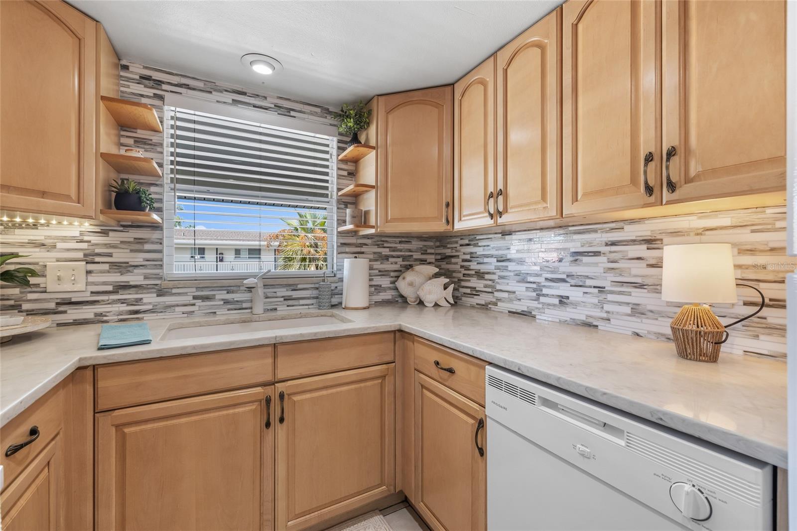 LAKE OVERLOOK APTS - Residential