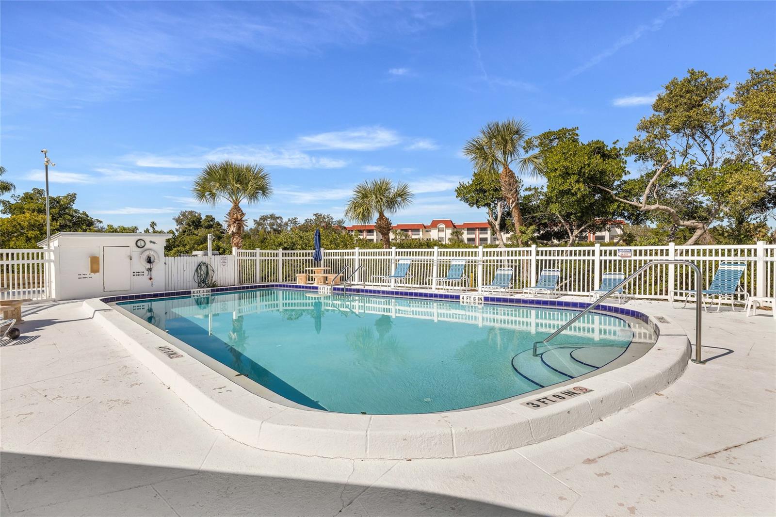 LAKE OVERLOOK APTS - Residential