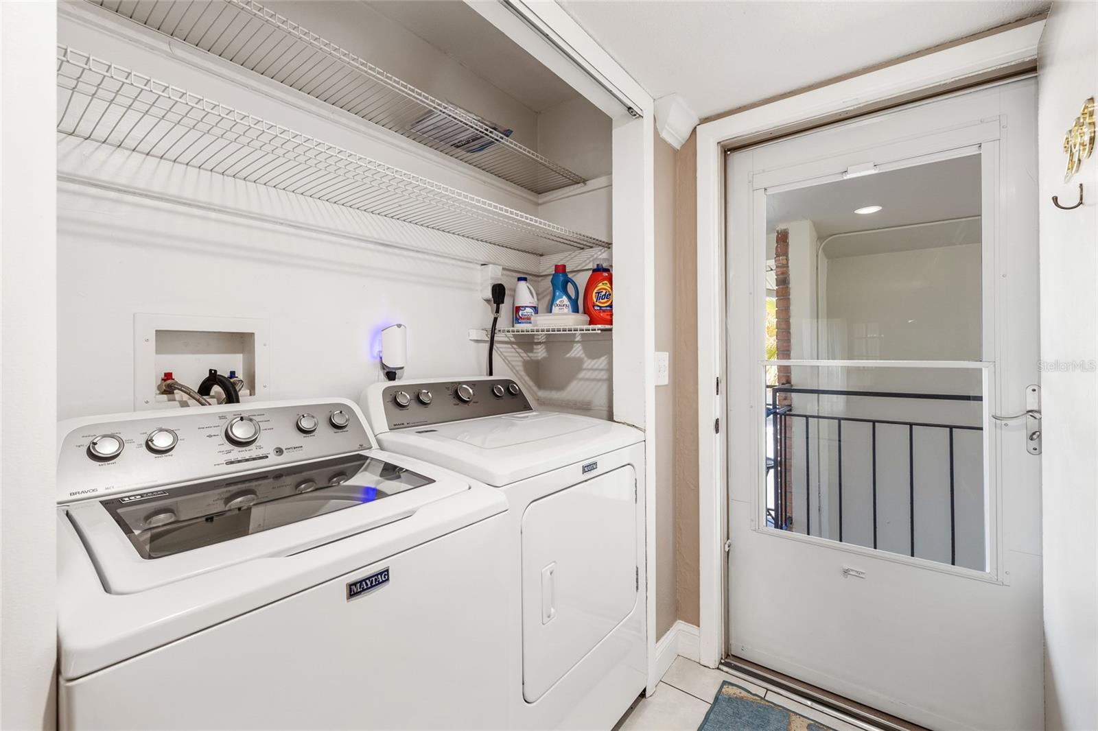 LAKE OVERLOOK APTS - Residential