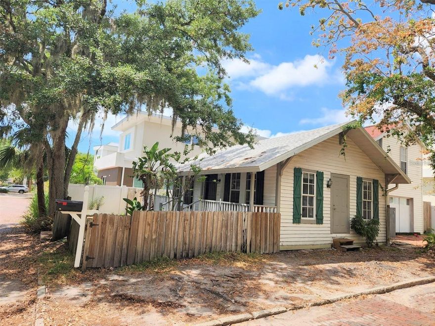 Amazing Laurel Park downtown location, walking distance to everything downtown Sarasota has to offer. Cozy 2 bedroom 1 bath house with fenced yard. Electric, internet and water/sewer/garabage included in rent. Home will be unfurnished and is ready for tenants ASAP.
