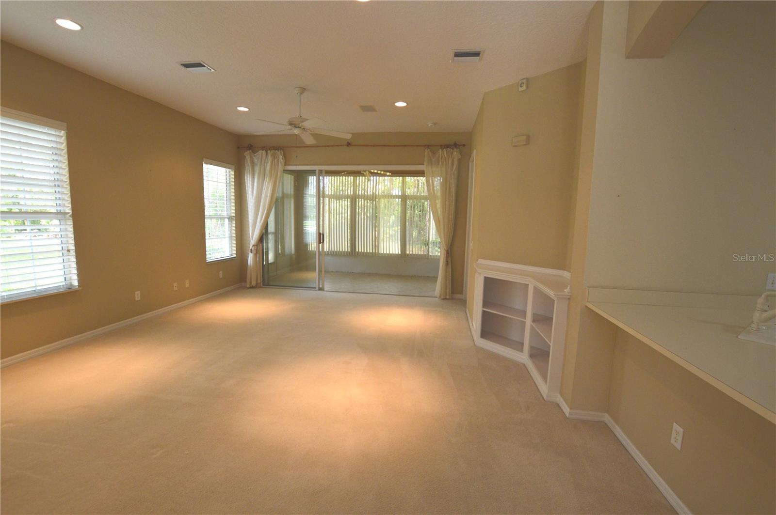 SAVANNAH SQUARE - Residential
