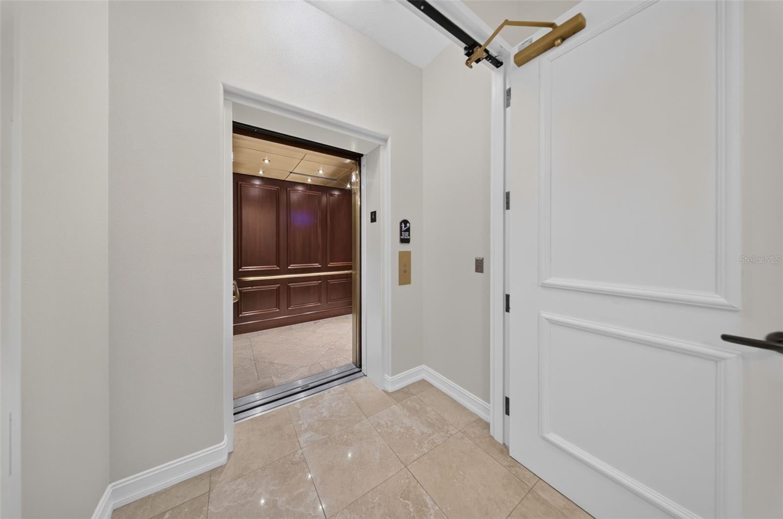 1233 N GULFSTREAM AVENUE 401, SARASOTA, FL, 34236 4 1233 N GULFSTREAM AVENUE 401