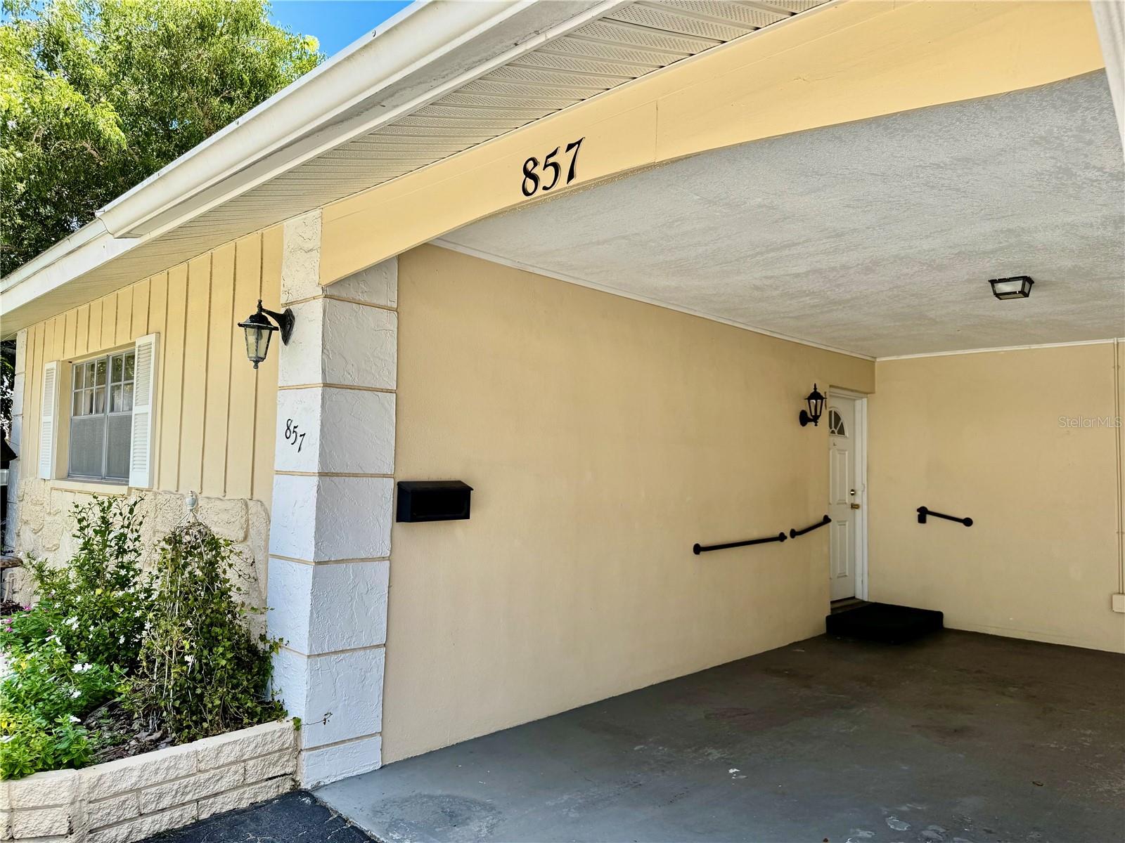 857 CAMBRIDGE CT