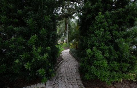 A home in LAKELAND