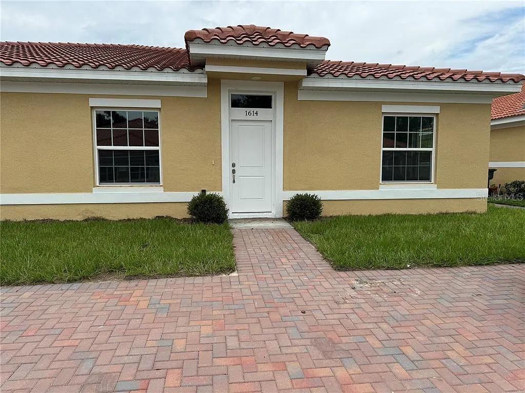Ready for you! This beautiful 2-bedroom, 2-bathroom VILLA boasts 1,055 square feet of modern living space in a private, gated community. The open floor plan offers a bright and welcoming atmosphere, perfect for relaxing or entertaining. The kitchen includes all the essentials, and you’ll love the convenience of having a washer and dryer inside the unit. Enjoy the community's top-notch amenities, including a sparkling pool, tennis courts, and a fully equipped gym. With assigned parking space and a prime location, this home offers both comfort and convenience. Don’t miss out on this exceptional opportunity!