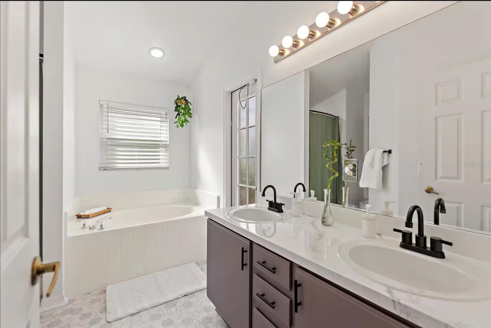 HAMPTON LAKES, HAMPTON ESTATES - Residential