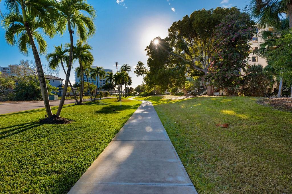 COUNTRY CLUB SHORES - Residential