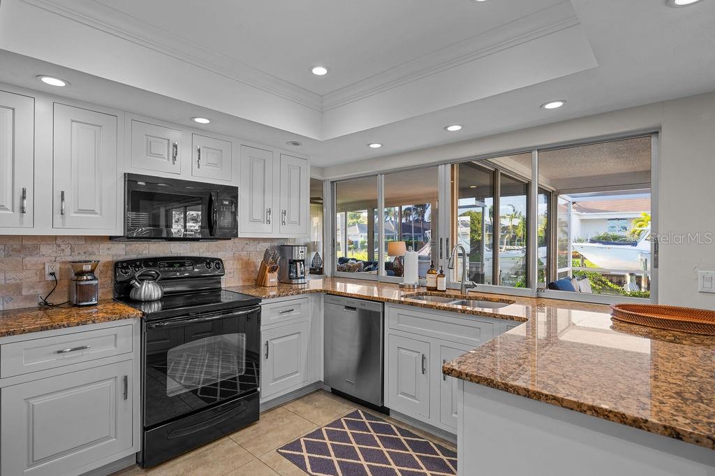 COUNTRY CLUB SHORES - Residential