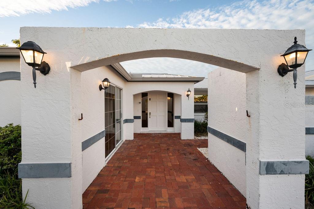 COUNTRY CLUB SHORES - Residential