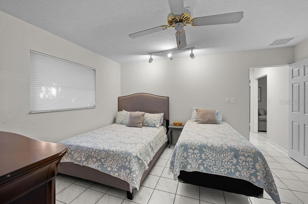 COUNTRY CLUB SHORES - Residential