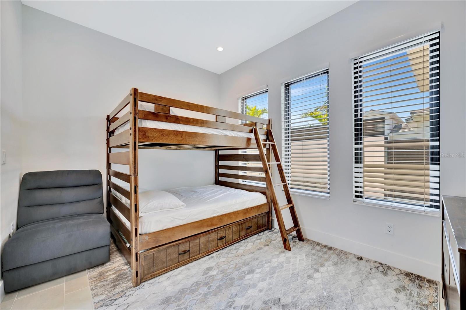 AQUA LAGOON - Residential Lease