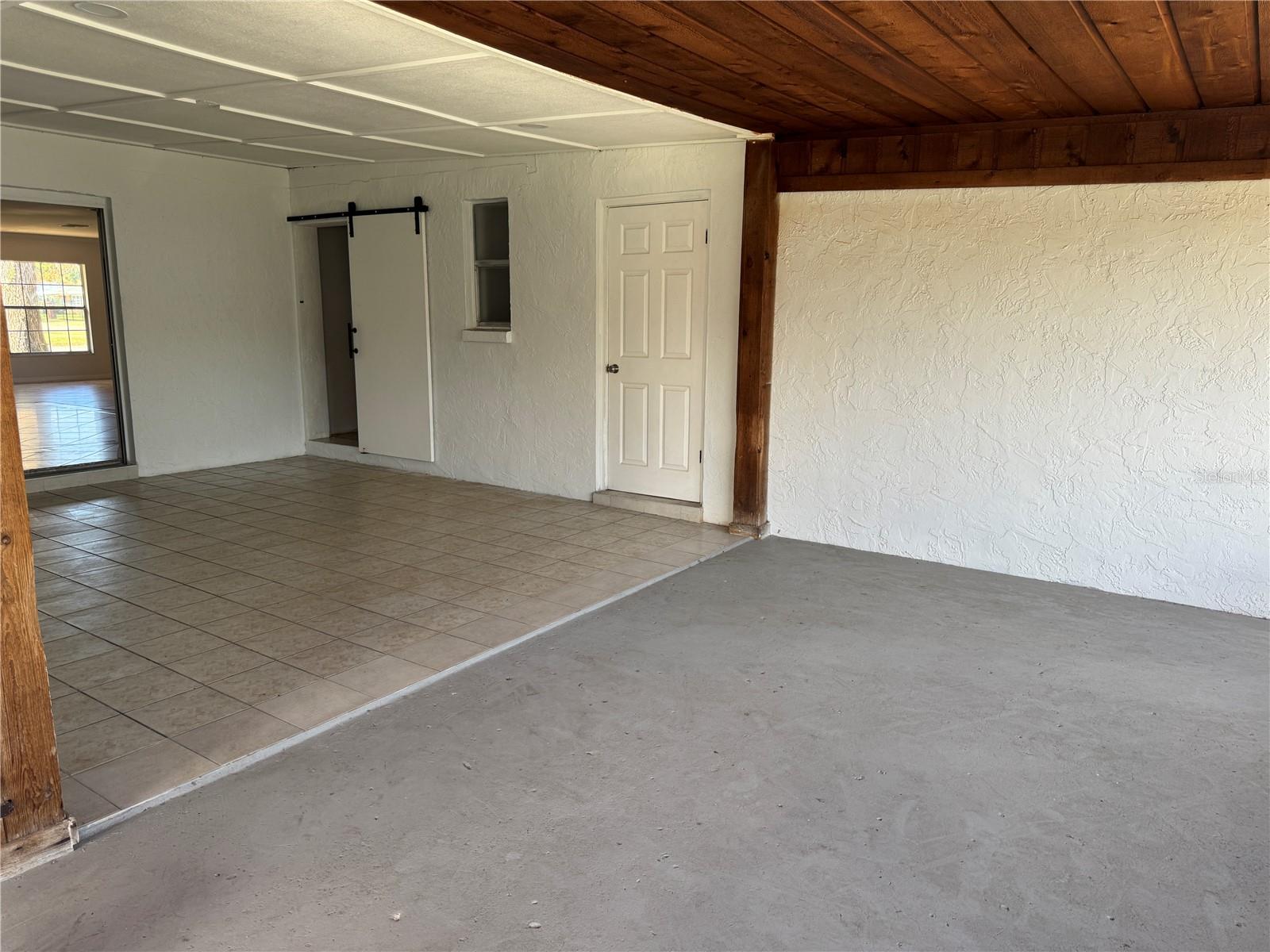 BRANDON SPANISH OAKS SUBDIVISION LOT 1 BLOCK 1 - Residential