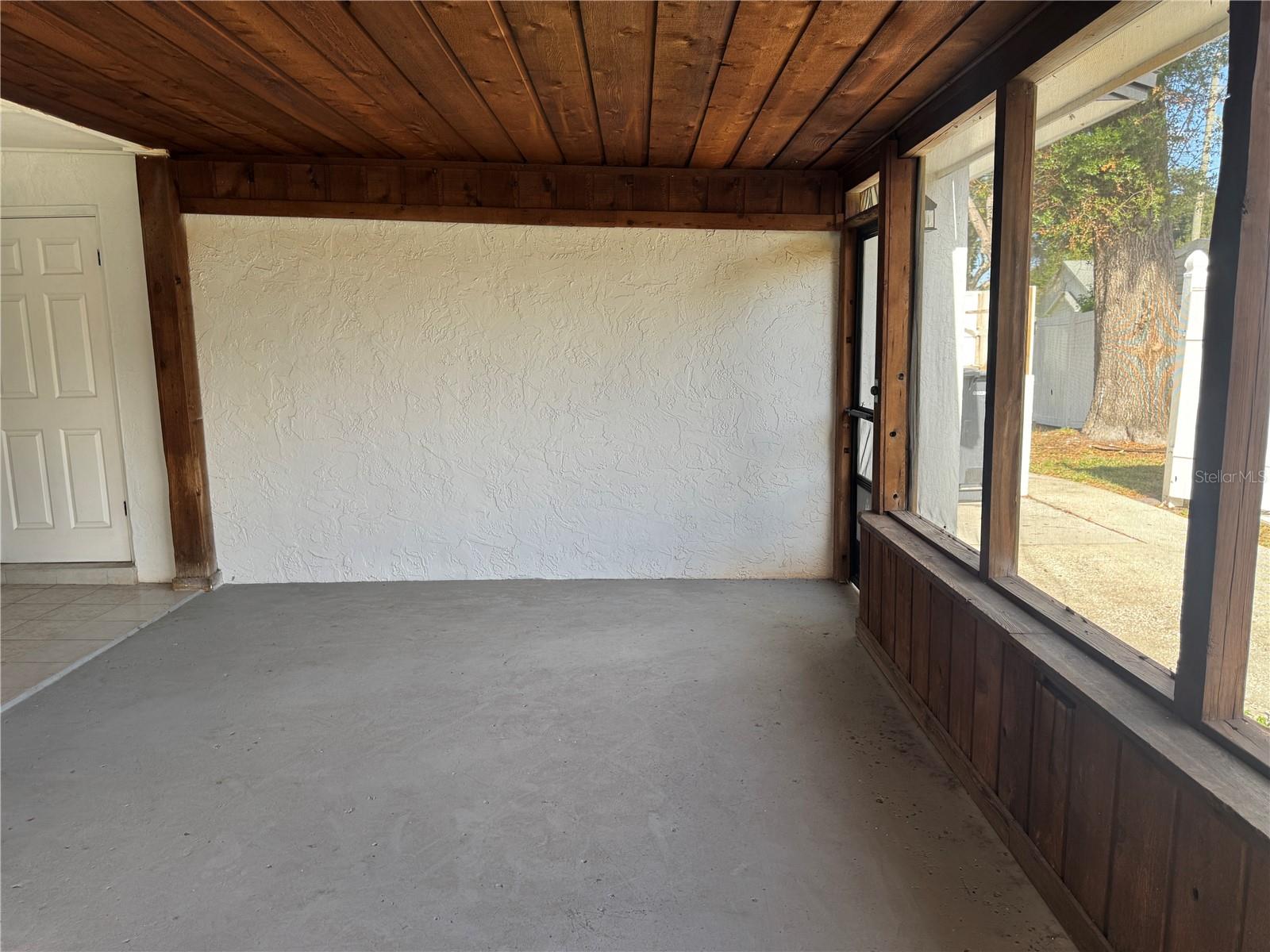 BRANDON SPANISH OAKS SUBDIVISION LOT 1 BLOCK 1 - Residential