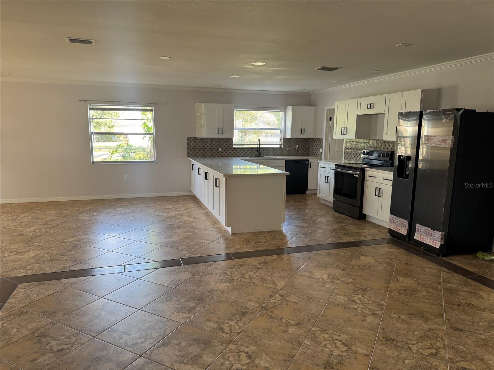 BRANDON SPANISH OAKS SUBDIVISION LOT 1 BLOCK 1 - Residential