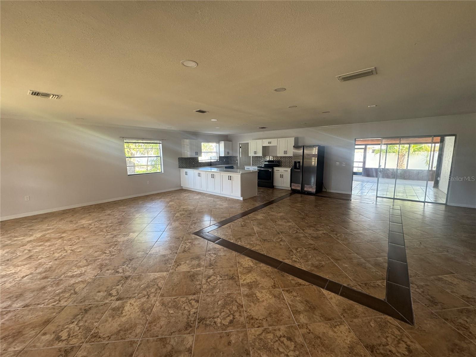 BRANDON SPANISH OAKS SUBDIVISION LOT 1 BLOCK 1 - Residential