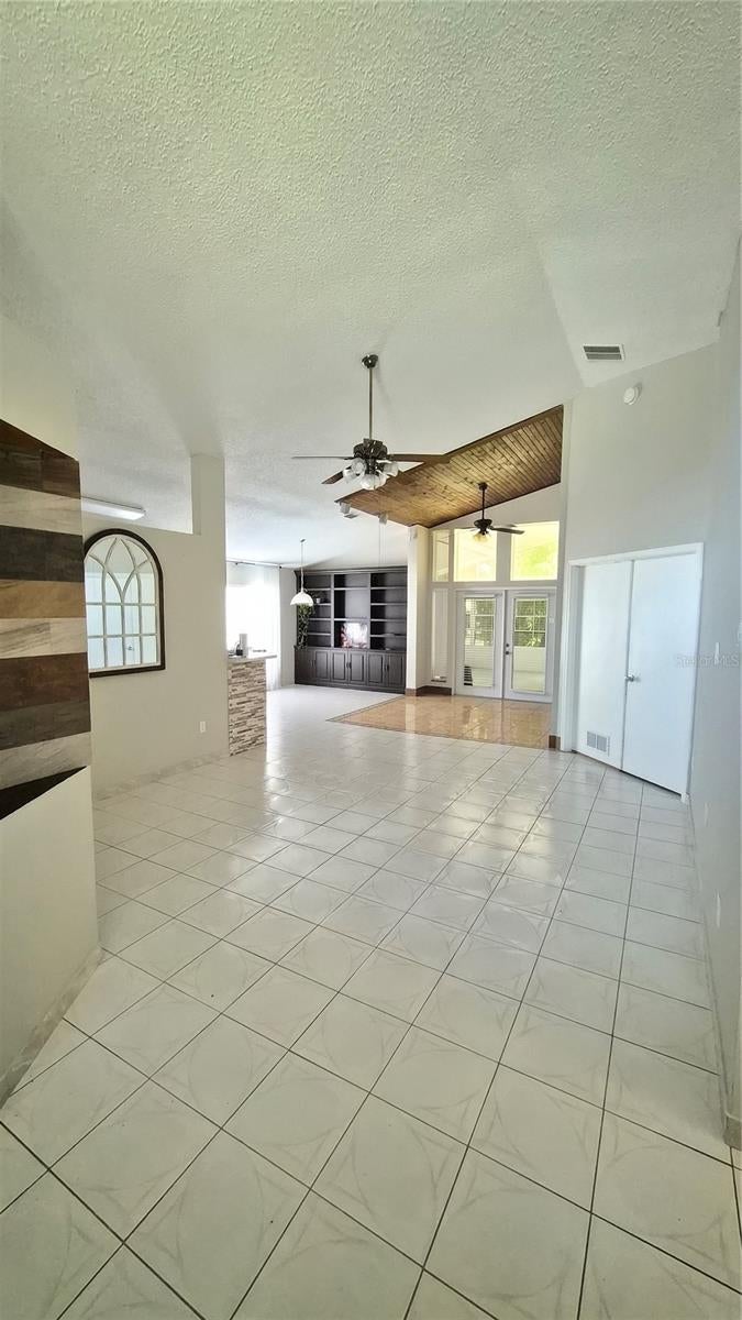2240 STONEHEDGE LOOP