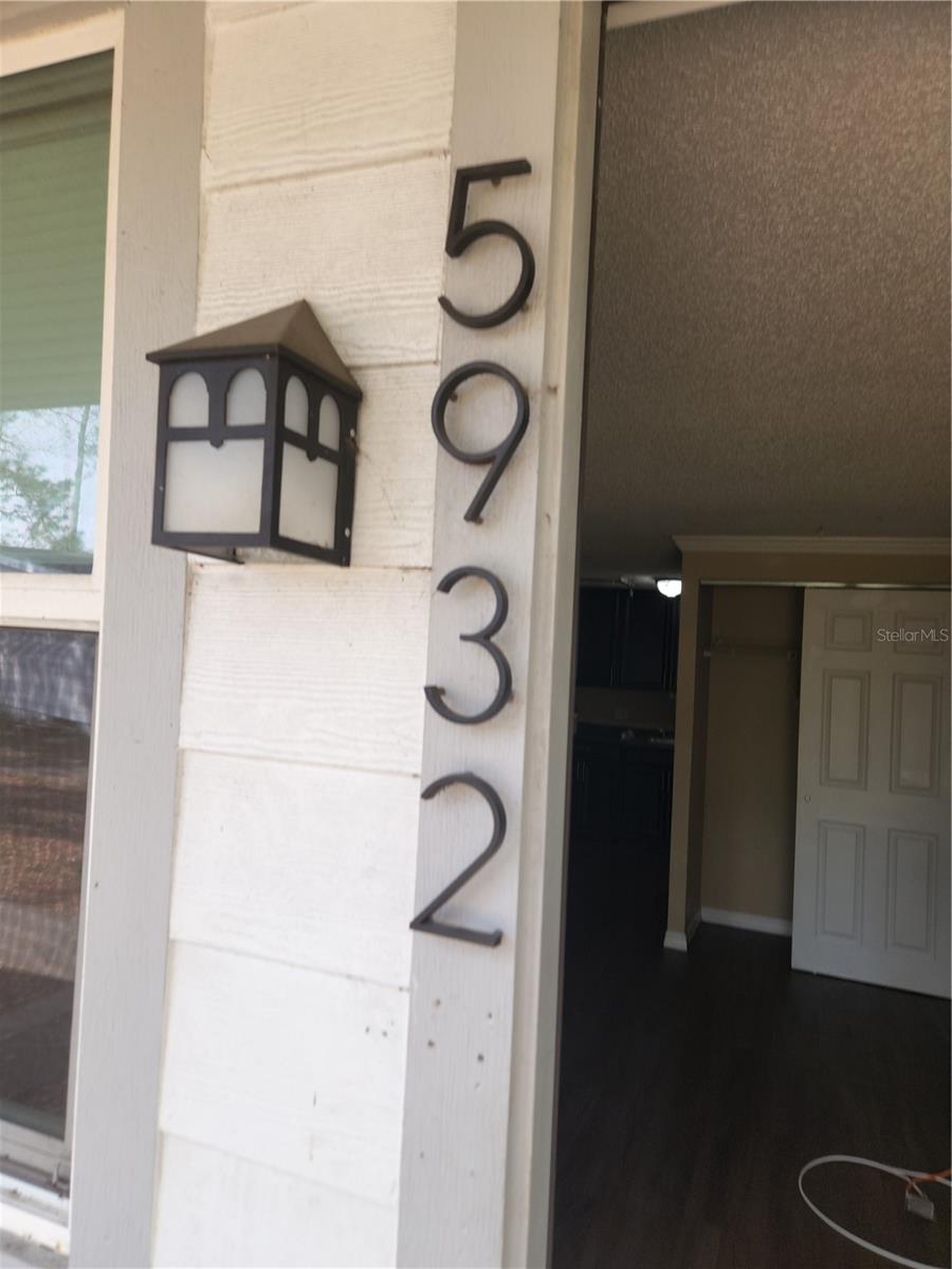 Renting a studio located close to Hillsborough Ave and Memorial Hwy it has laminate wood flooring and stainless steel appliances. There is an application fee of $75 for each adult, move in cost is 1st month rent of $950 plus security deposit of $950 if you meet the criteria and $150 admin fee. If you are interested in viewing the apartment give me a call to setup an appointment.