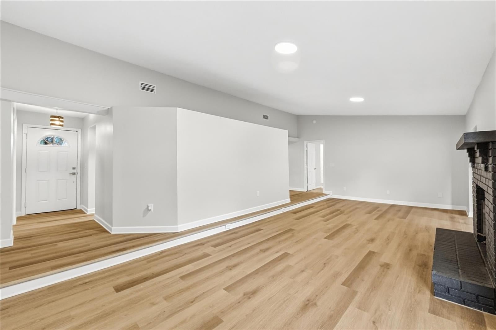 878 BENCHWOOD DRIVE