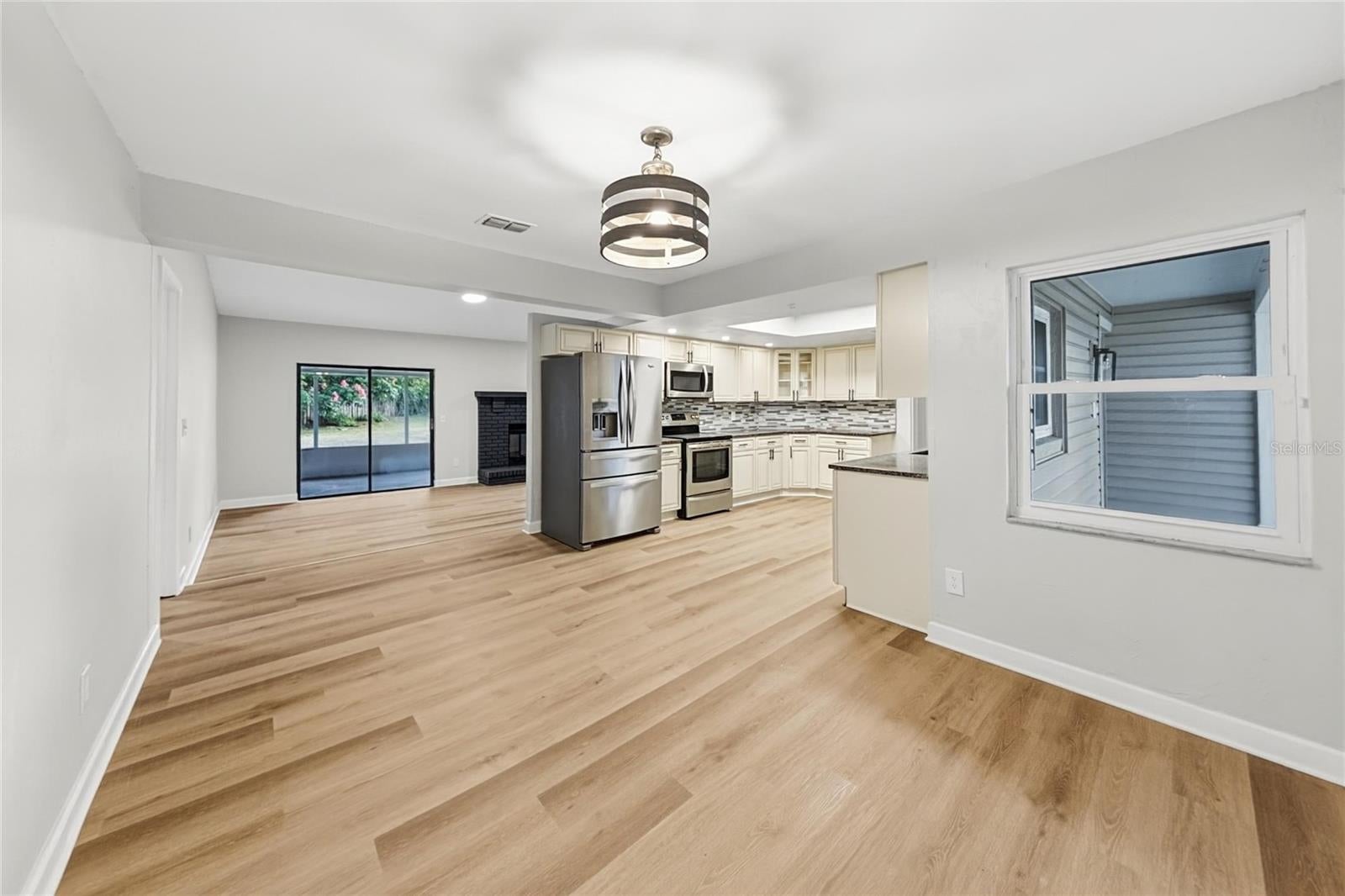 878 BENCHWOOD DRIVE