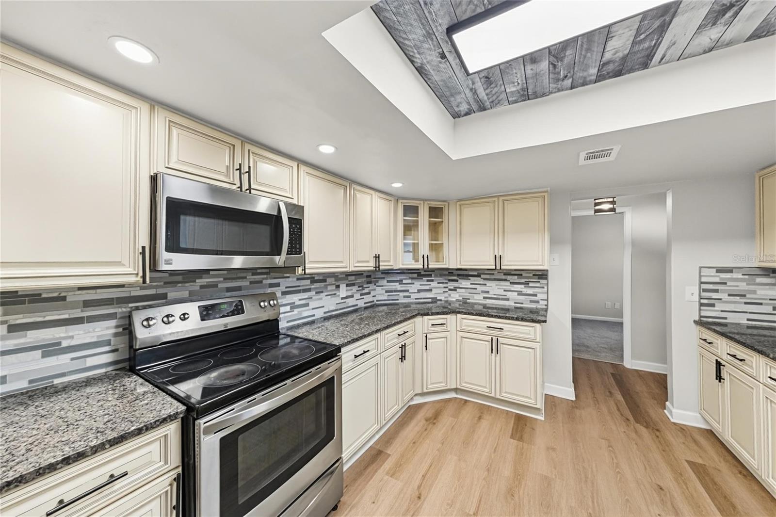 878 BENCHWOOD DRIVE