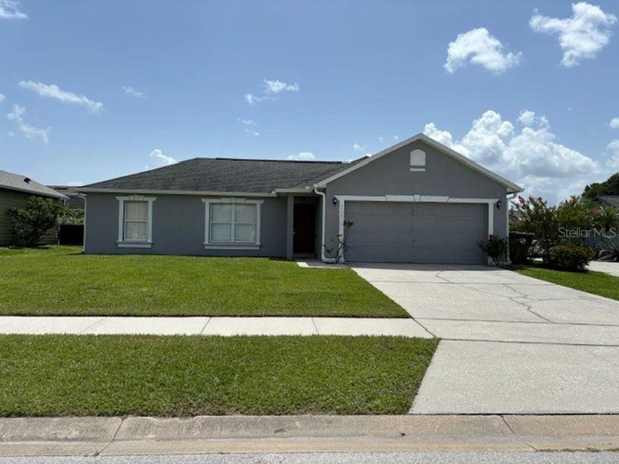 3/2 home priced to sell with excellent location inside the Lakeside community of Buenaventura Lakes area of Kissimmee.  Open floor plan with split bedrooms and tile throughout make this home great for young families or investors.  Located within minutes of excellent shopping, entertainment and dining.  Residents of this community enjoy access to amenities, including top-rated schools, basketball
courts, and tennis courts.