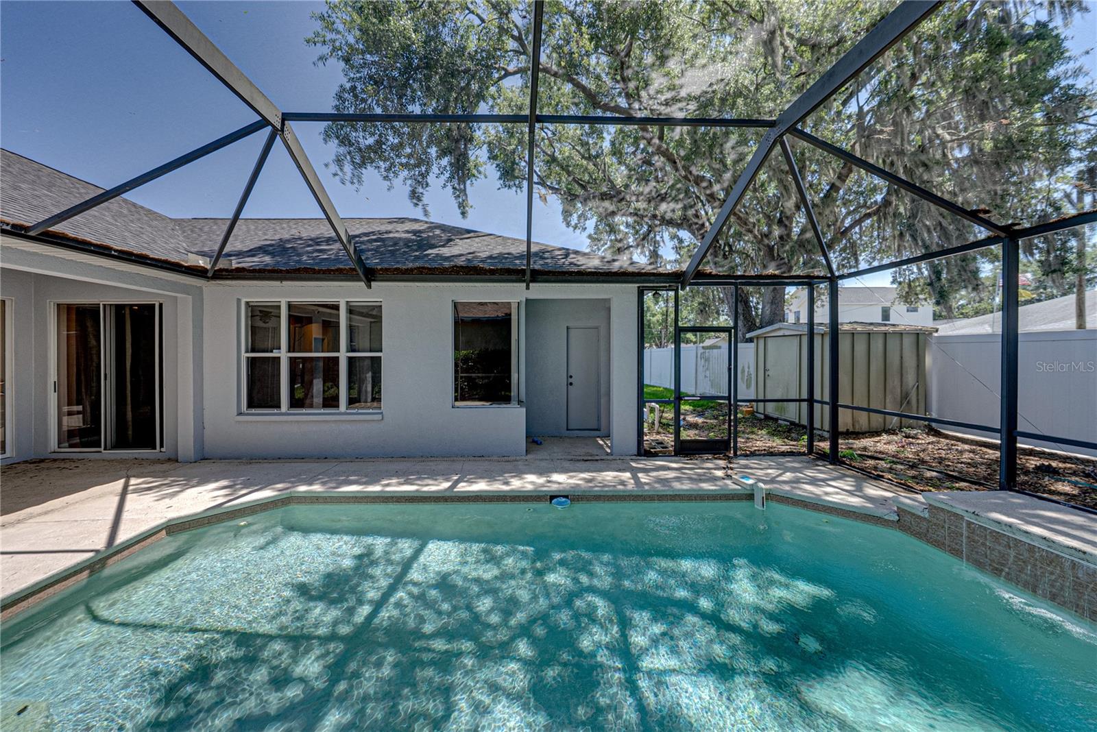 VALRICO LAKE - Residential