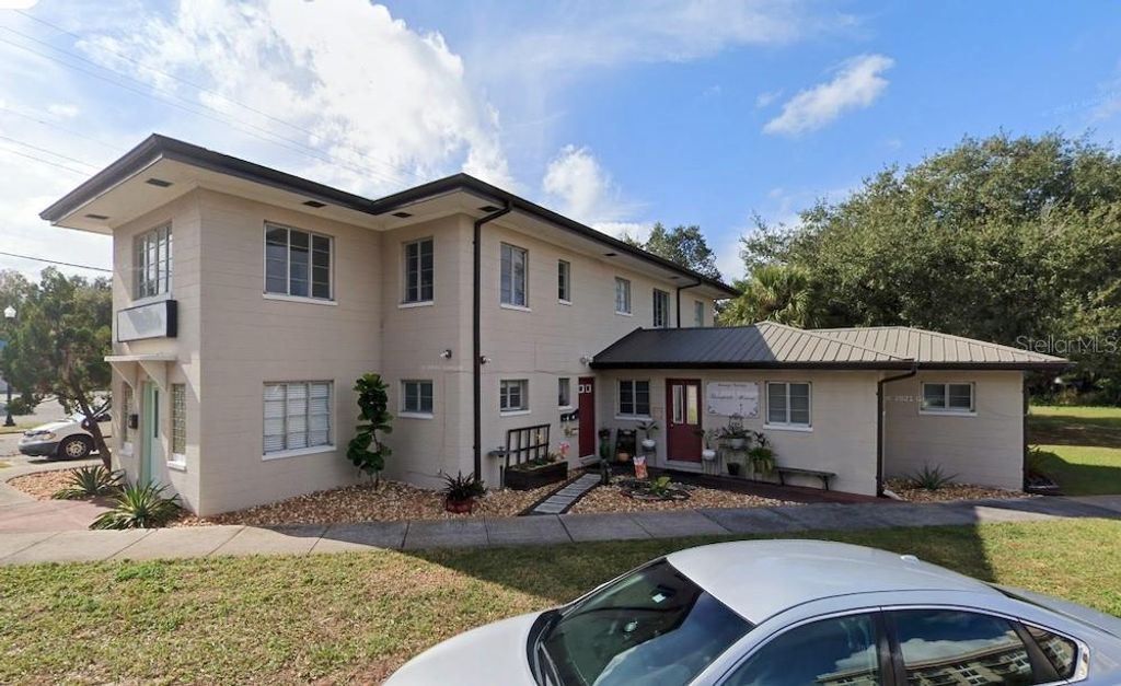 Photo of 600 Avenue B NW, Winter Haven, FL 33881 (MLS # P4931772)