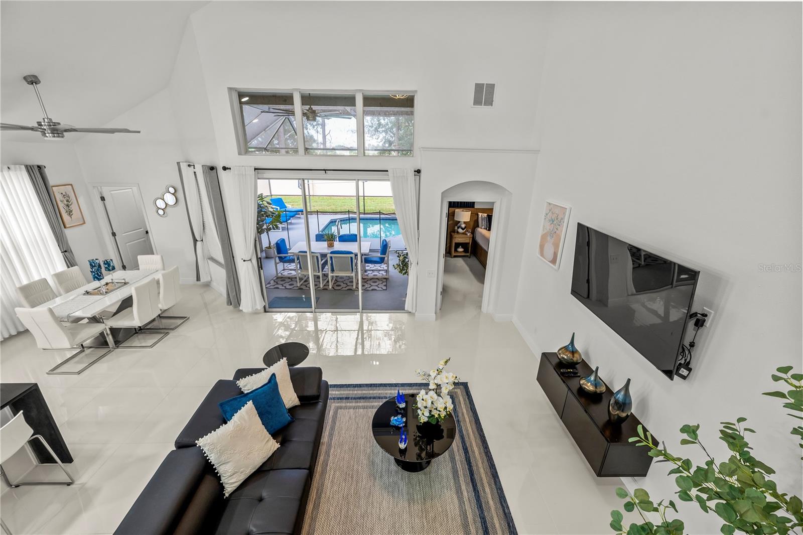 8048 KING PALM CIRCLE