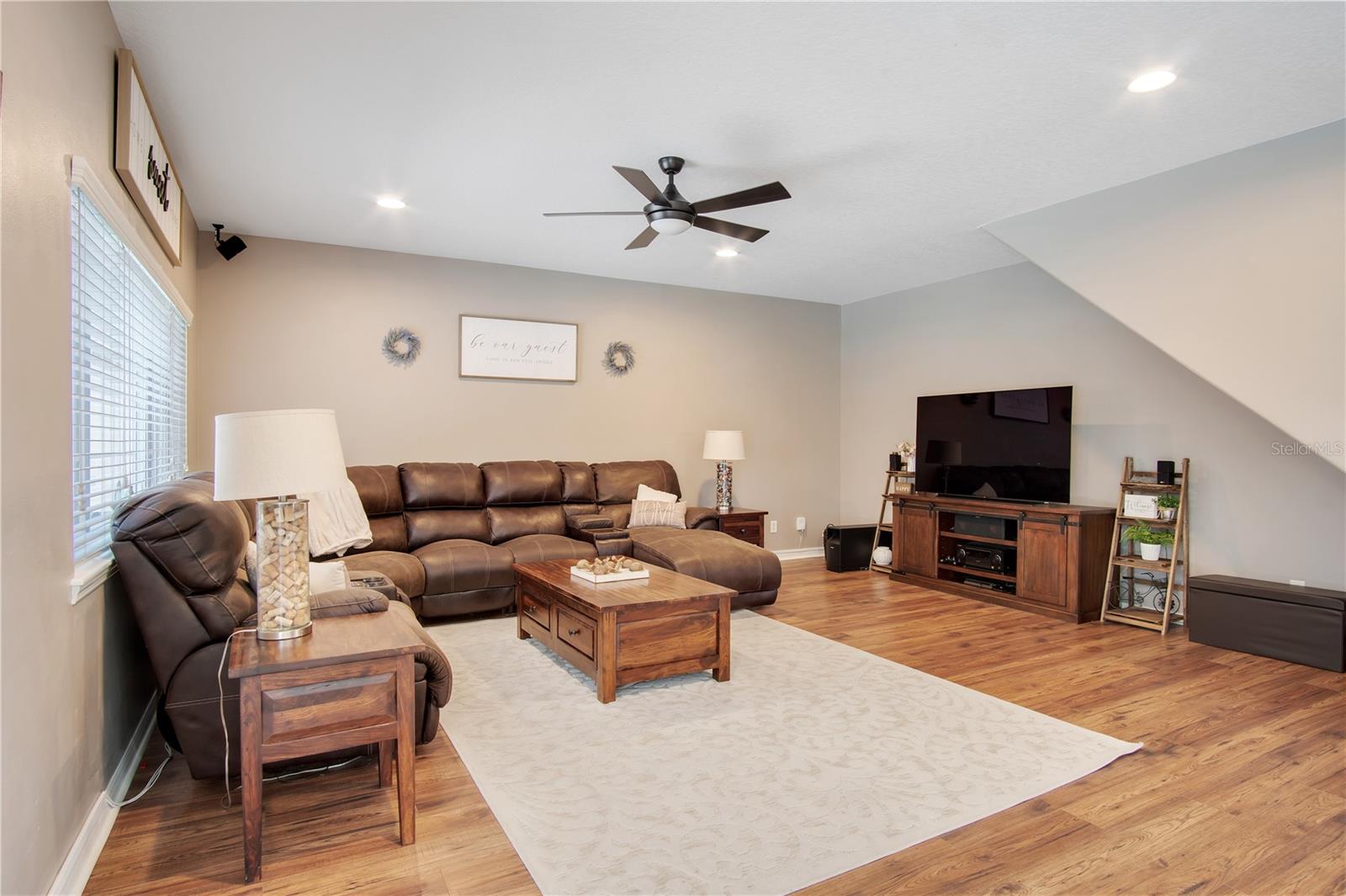 Photo 8 of 33 of 159 RED MAPLE BURL CIRCLE house