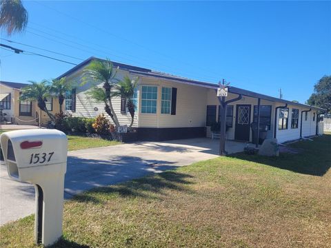 Photo of 1537 Blue Lake Drive, Lakeland, FL 33801 (MLS # L4957068)