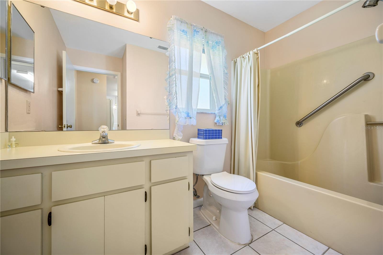 COLONNADES PH 02 - Residential