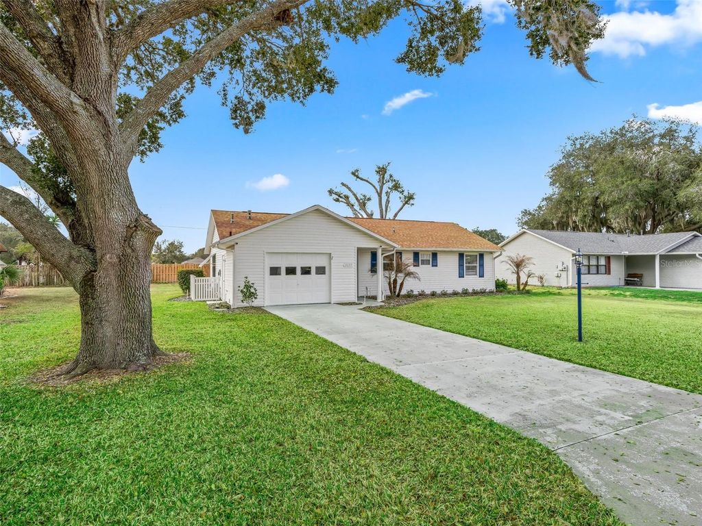 Photo of 1605 Selkirk Drive, Leesburg, FL 34788 (MLS # G5108482)