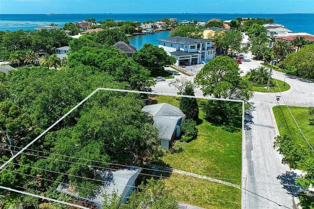 Oversized corner lot in stunning Sunset Park. The perfect location to build your South Tampa dream home or to renovate existing structure. Calling all buyers & builders!! Lot size is 134 x 135. Lot being sold for land value***
